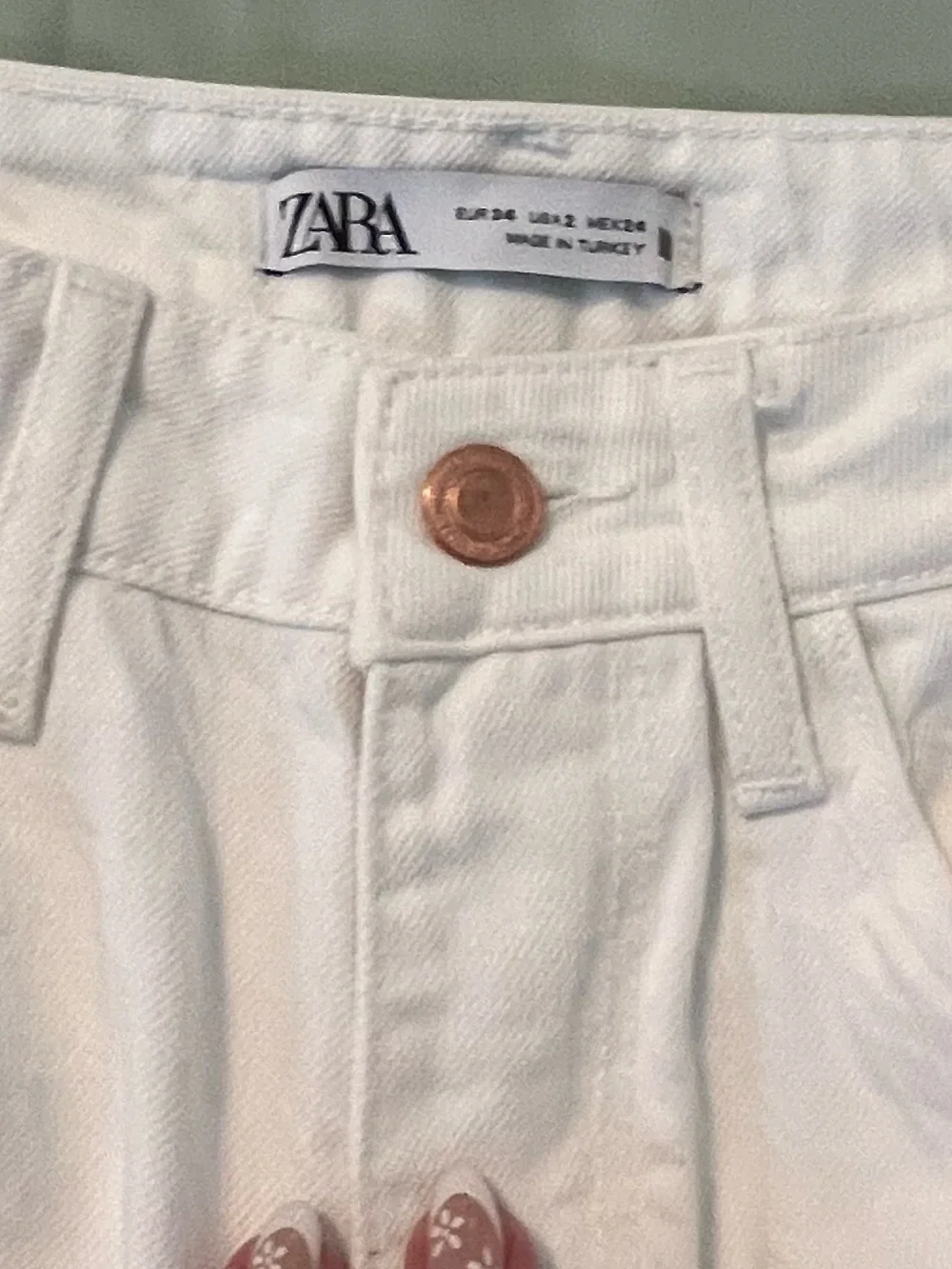 Zara White Straight Leg Jeans Raw Hem Denim Pants Coastal Chic Size 2 Hamptons - Picture 2 of 6